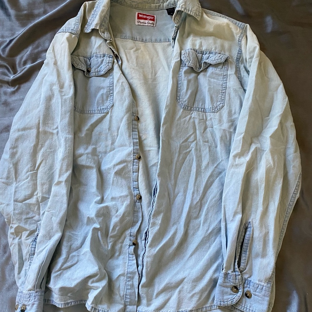 Wrangler Medium Worn light blue button up
